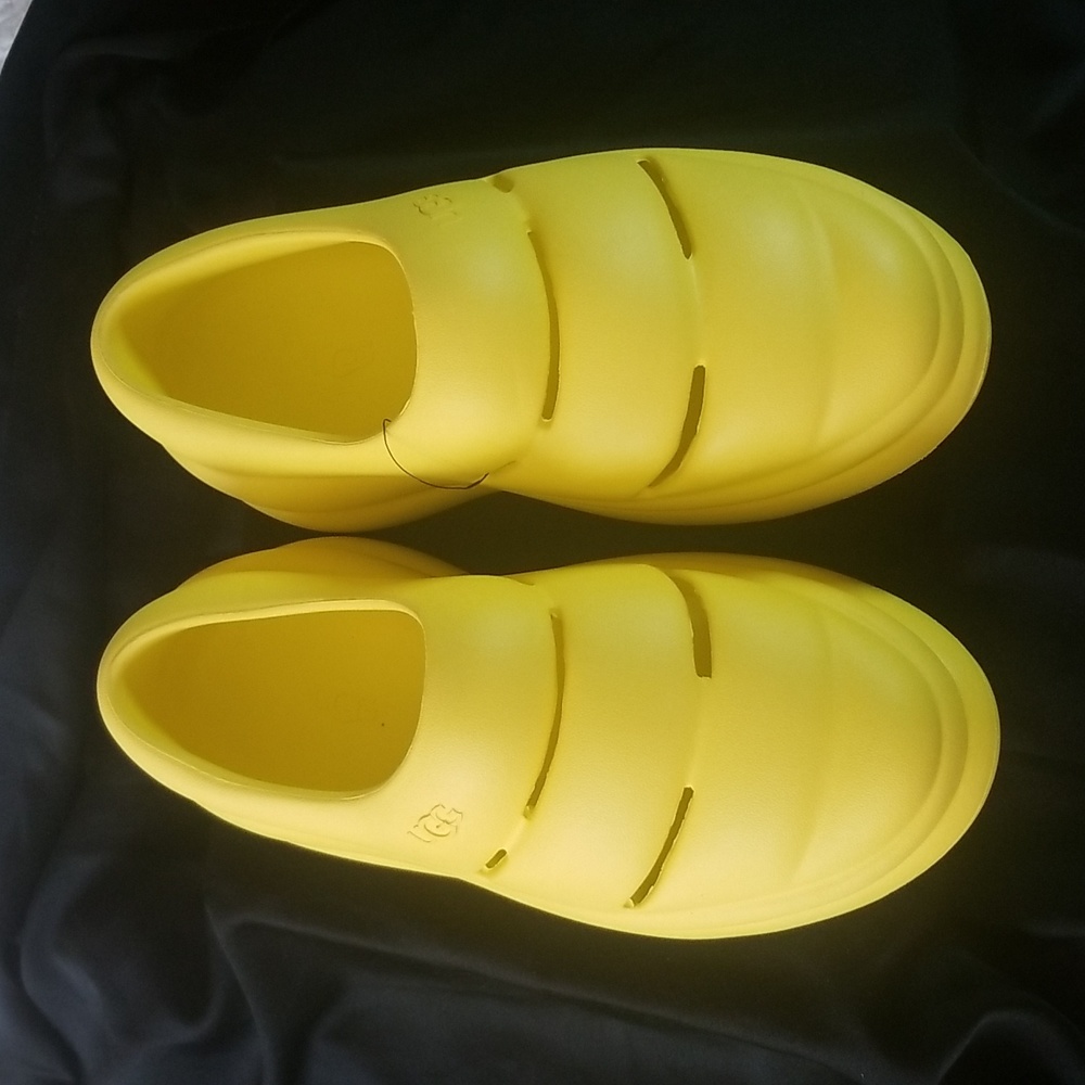 UGG YELLOW sport clog SZ. 9